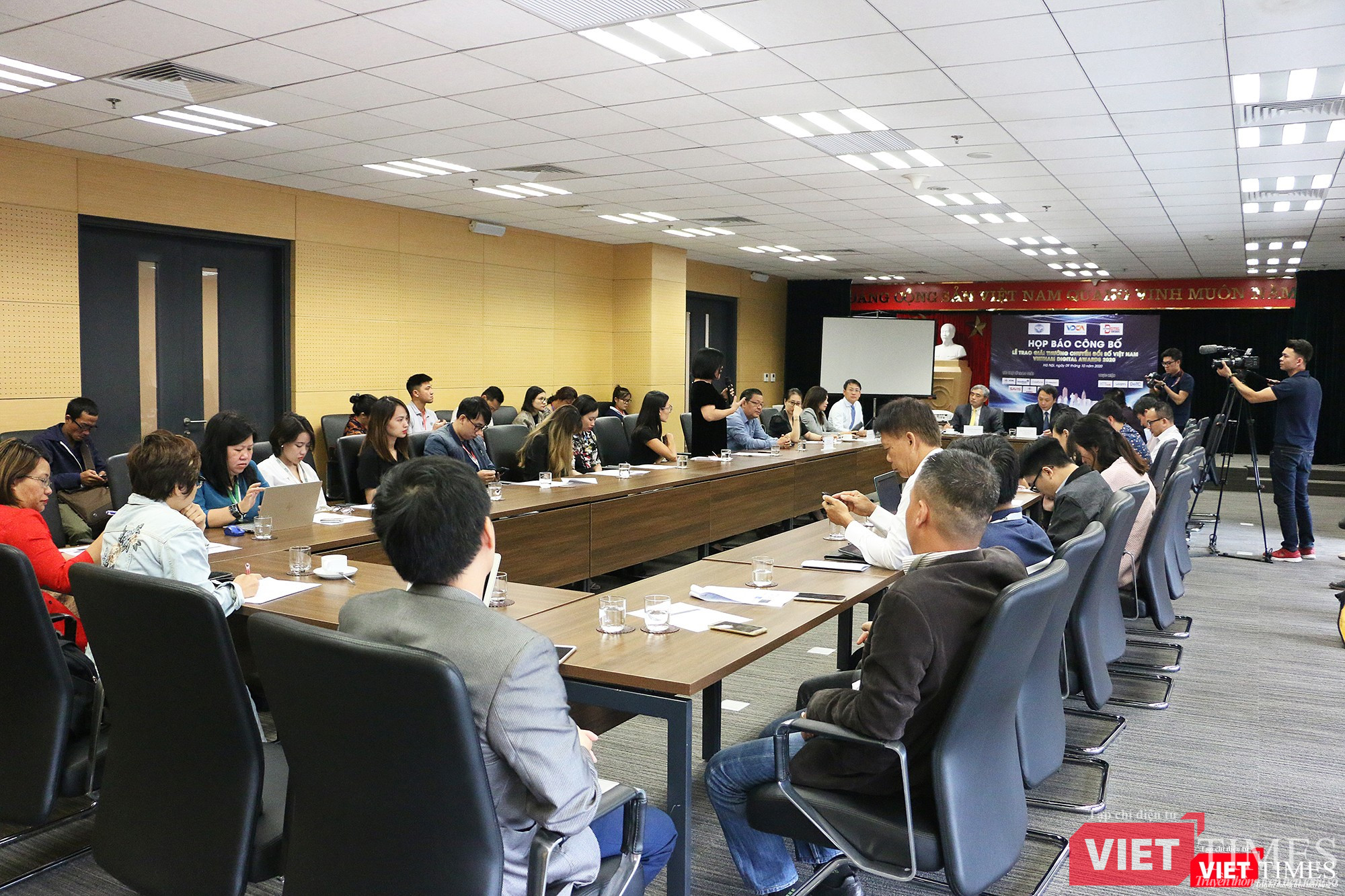 Quang cảnh buổi họp báo Quang cảnh buổi họp báo