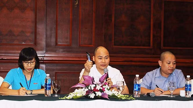 ông Nguyễn Tử Quảng (ngồi giữa) CEO BKAV