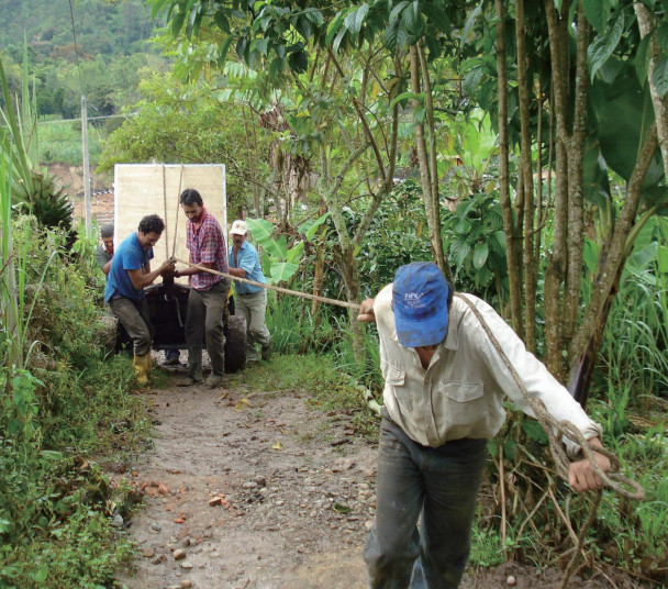 Các công nhân của Huawei vận chuyển trạm gốc lên núi cao thuộc khu vực rừng nhiệt đới Nuji của Colombia. Nơi đây không có đường giao thông cũng như không có các điều kiện vận chuyển hàng không (Ảnh: Huawei) Các công nhân của Huawei vận chuyển trạm gốc lên núi cao thuộc khu vực rừng nhiệt đới Nuji của Colombia. Nơi đây không có đường giao thông cũng như không có các điều kiện vận chuyển hàng không (Ảnh: Huawei)