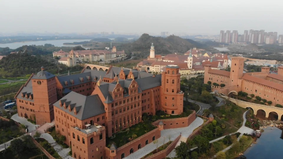 Trụ sở của Huawei được thiết kế như một lâu đài châu Âu (Ảnh: Domus) Trụ sở của Huawei được thiết kế như một lâu đài châu Âu (Ảnh: Domus)