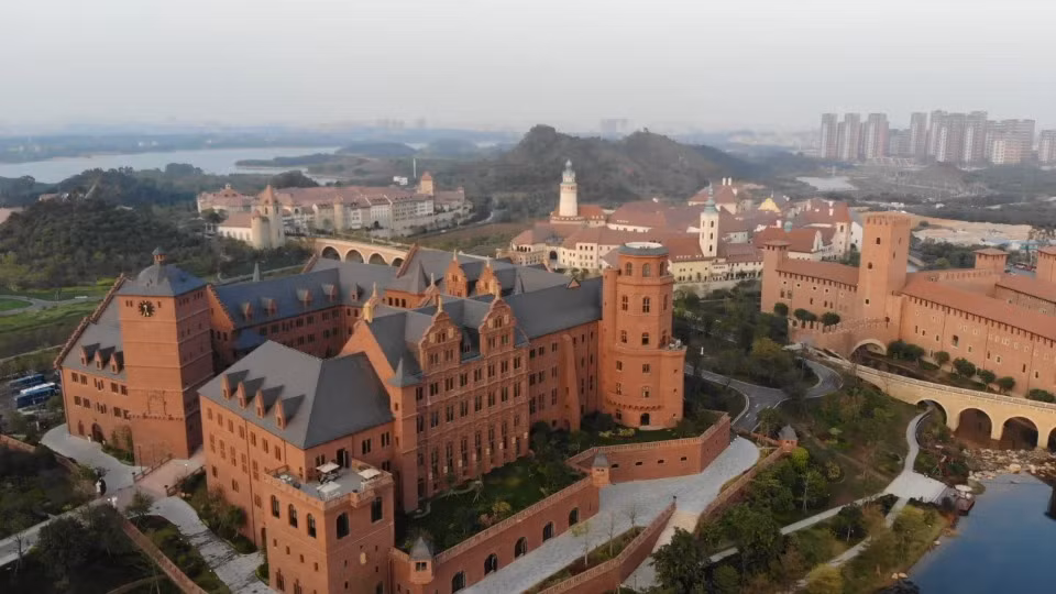 Trụ sở của Huawei được thiết kế như một lâu đài châu Âu (Ảnh: Domus)