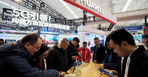 Một gian hàng triển lãm điện thoại thông minh của Huawei (Ảnh: MSN) Một gian hàng triển lãm điện thoại thông minh của Huawei (Ảnh: MSN)