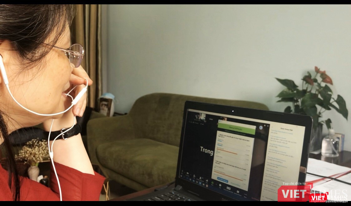 Giảng viên dạy trực tuyến qua Zoom Giảng viên dạy trực tuyến qua Zoom