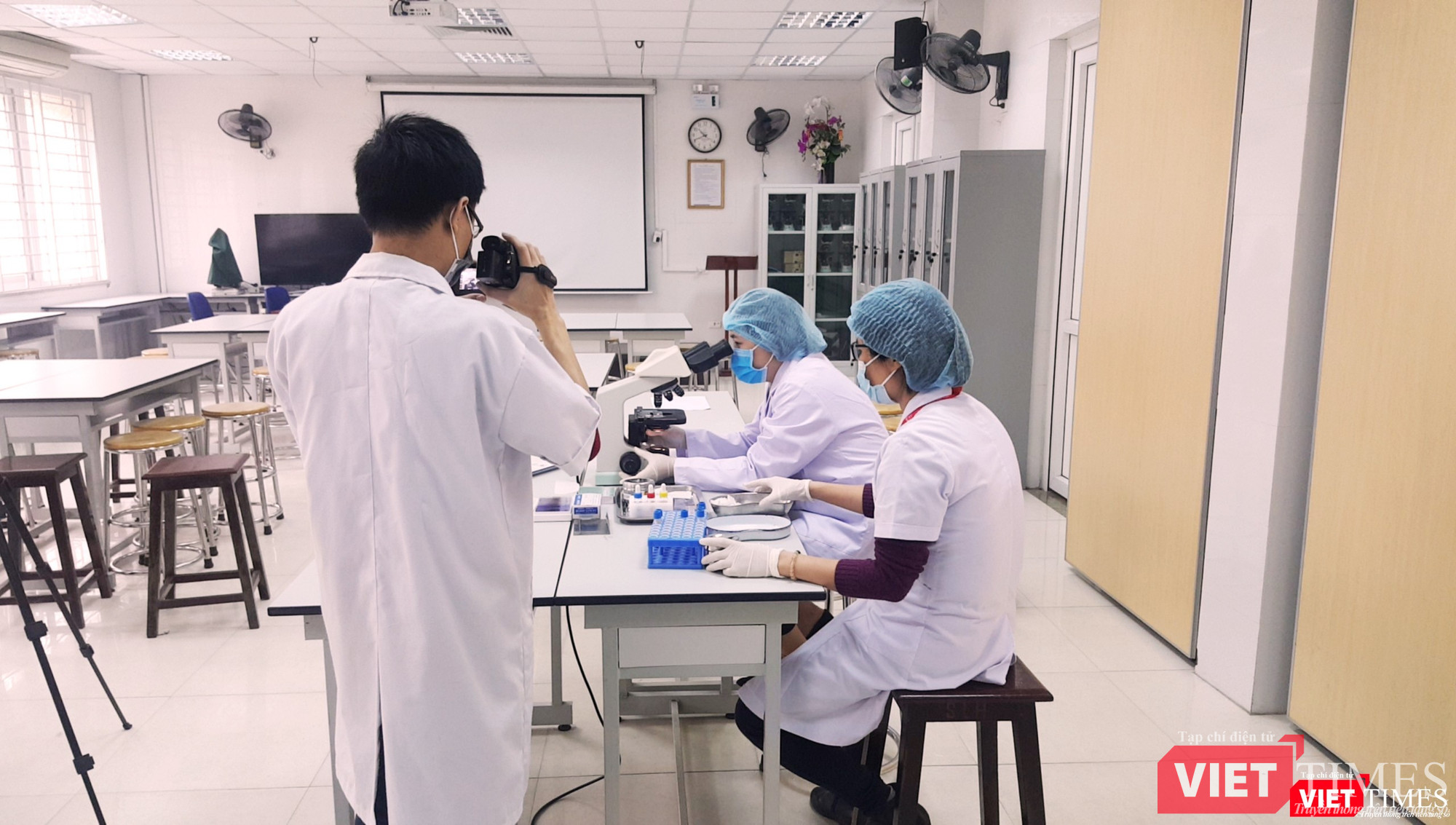 Giảng viên môn Sinh lý học quay video giảng dạy trực tuyến Giảng viên môn Sinh lý học quay video giảng dạy trực tuyến