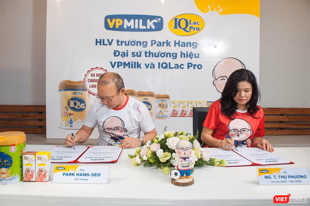 Bà Nguyễn Thị Thu Phương và thầy Park Hang Seo trong lễ ký kết tài trợ 