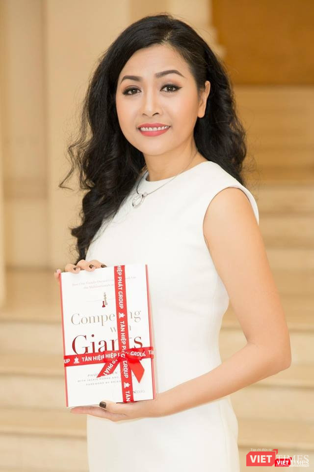 Trần Uyên Phương là tác giả cuốn sách “Competing With Giants” (Tạm dịch: “Vượt lên người khổng lồ”) – một trong 5 cuốn sách kinh doanh được đề cử cho Giải thưởng sách hay nhất của Mỹ năm 2018.