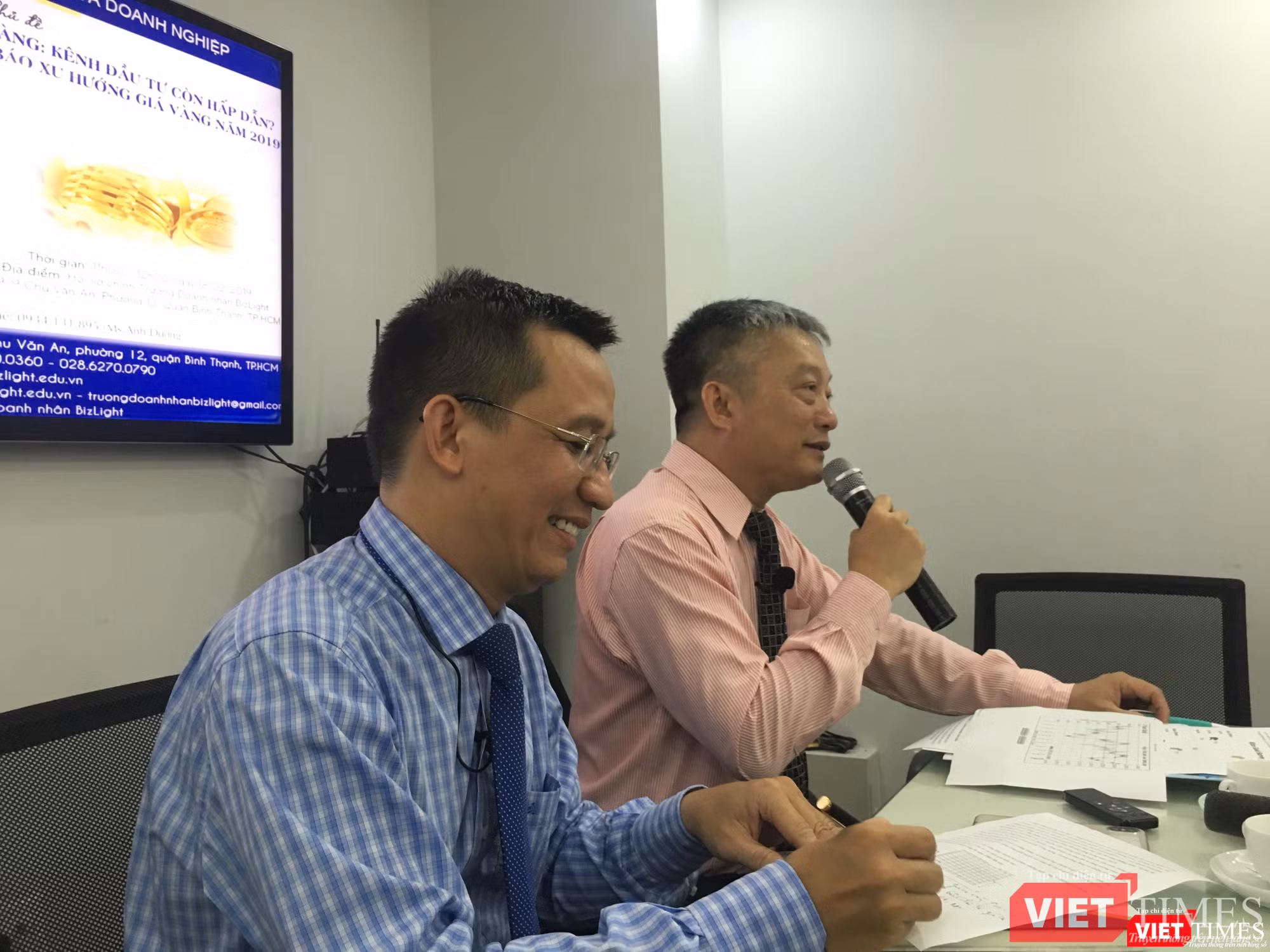 Ông Bùi Quang Tín (bên trái) và ông Trần Thanh Hải (đang phát biểu) về tình hình thị trường vàng