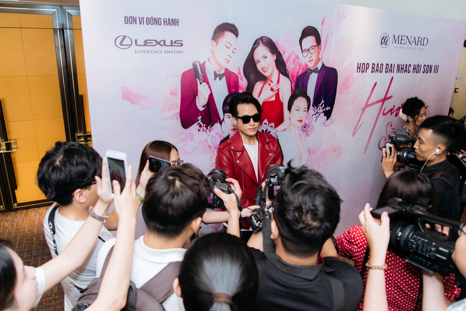 Hà Anh Tuấn - chàng hoàng tử điển trai gây chú ý khi "bắt cặp" với diva Hồng Nhung Hà Anh Tuấn - chàng hoàng tử điển trai gây chú ý khi "bắt cặp" với diva Hồng Nhung