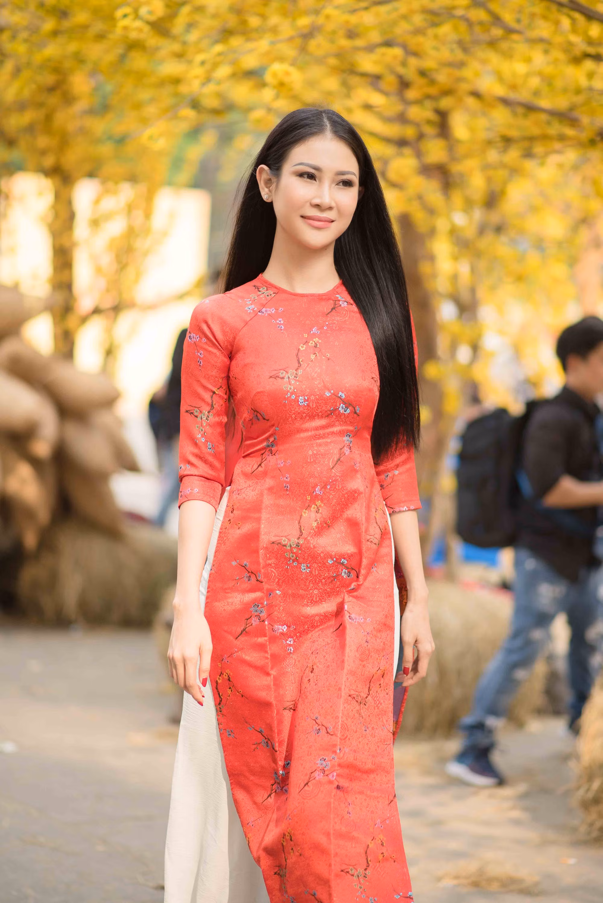 Người đẹp thoáng nở nụ cười trên môi tận hưởng tiết trời vào xuân trong lành