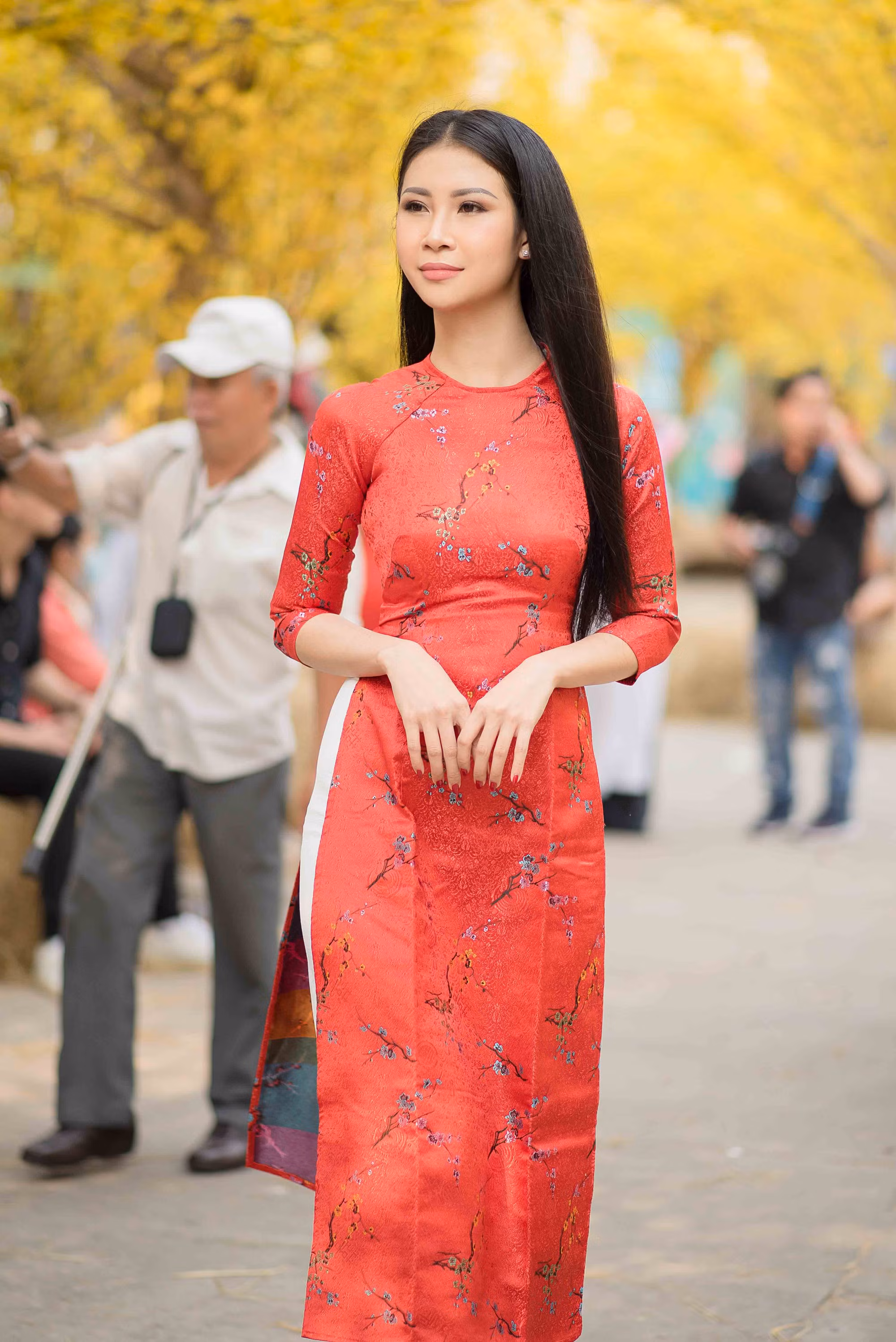 Á hậu xuất hiện vô cùng nền nã trong tà áo dài đỏ cùng mái tóc chải ôm sát khuôn mặt hết sức dịu dàng