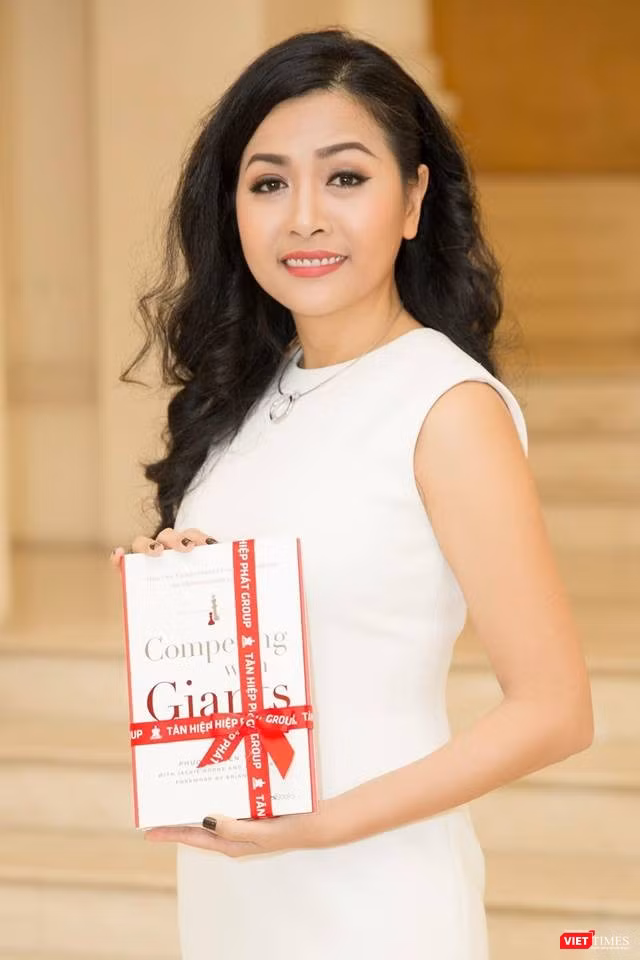 Trần Uyên Phương là tác giả cuốn sách “Competing With Giants” (Tạm dịch: “Vượt lên người khổng lồ”) – một trong 5 cuốn sách kinh doanh được đề cử cho Giải thưởng sách hay nhất của Mỹ năm 2018.
