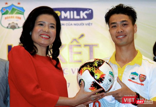 Bà Nguyễn Thị Thu Phương và cầu thủ ghi nhiều dấu ấn - Công Phượng