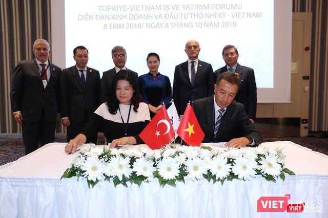 Bà Nguyễn Thị Thu Phương khẳng định: “Năng lượng tái tạo đang được cả thế giới quan tâm. Ngoài việc phục vụ việc sản xuất kinh doanh chúng ta phải có ý thức xã hội gìn giữ môi trường. Một trong những ngành năng lượng mà bảo vệ môi trường vẫn giúp phát triển được kinh tế đó là năng lượng tái tạo và VPMilk cũng mong muốn theo kịp xu hướng đó. Quan điểm của VPMilk là sản xuất kinh doanh nhưng vẫn luôn bảo vệ môi trường”. Bà Nguyễn Thị Thu Phương khẳng định: “Năng lượng tái tạo đang được cả thế giới quan tâm. Ngoài việc phục vụ việc sản xuất kinh doanh chúng ta phải có ý thức xã hội gìn giữ môi trường. Một trong những ngành năng lượng mà bảo vệ môi trường vẫn giúp phát triển được kinh tế đó là năng lượng tái tạo và VPMilk cũng mong muốn theo kịp xu hướng đó. Quan điểm của VPMilk là sản xuất kinh doanh nhưng vẫn luôn bảo vệ môi trường”.