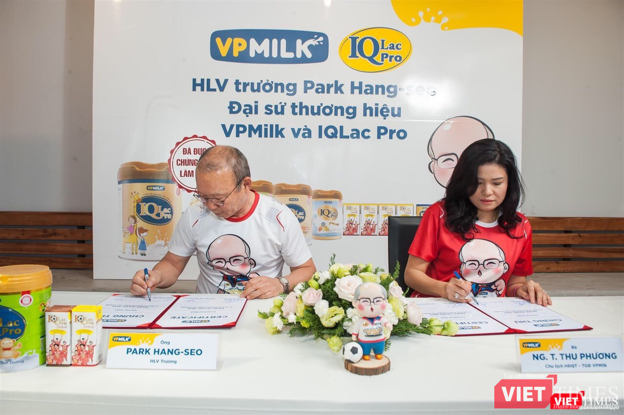 Bà Nguyễn Thị Thu Phương và thầy Park Hang Seo trong lễ ký kết tài trợ 