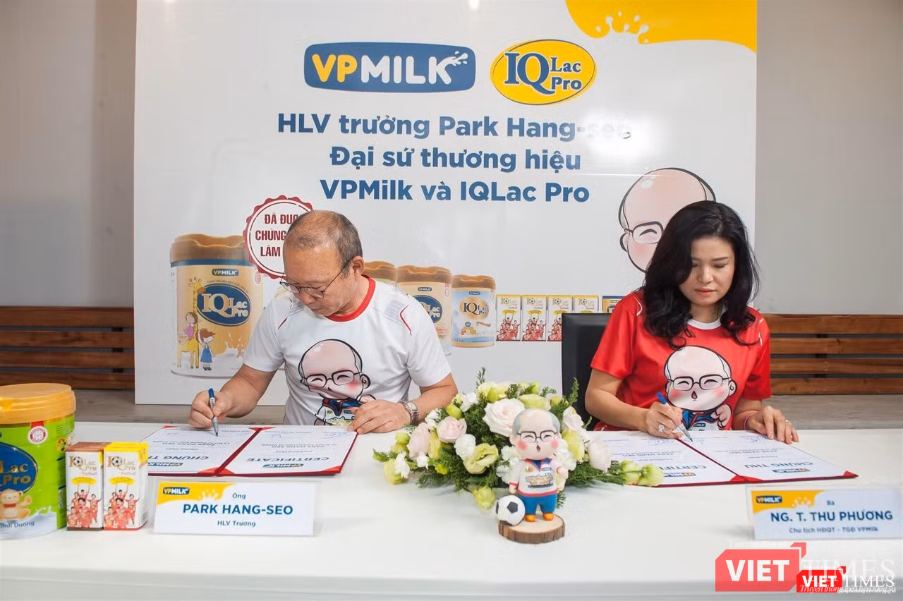 Bà Nguyễn Thị Thu Phương và thầy Park Hang Seo trong lễ ký kết tài trợ 