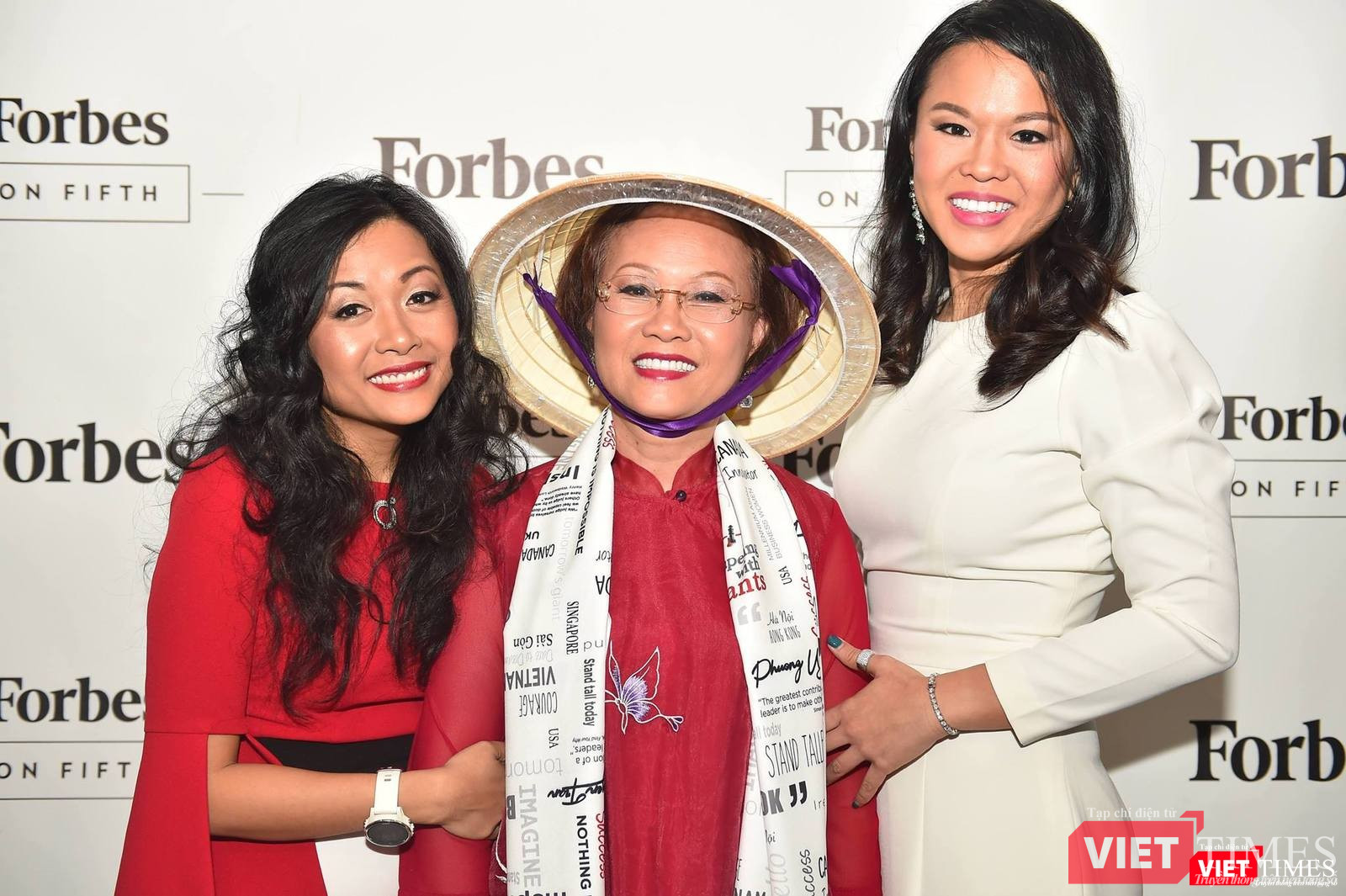 Bà Nụ cũng có mặt trong ngày ra mắt sách trên đất Mỹ của con gái - doanh nhân Trần Uyên Phương