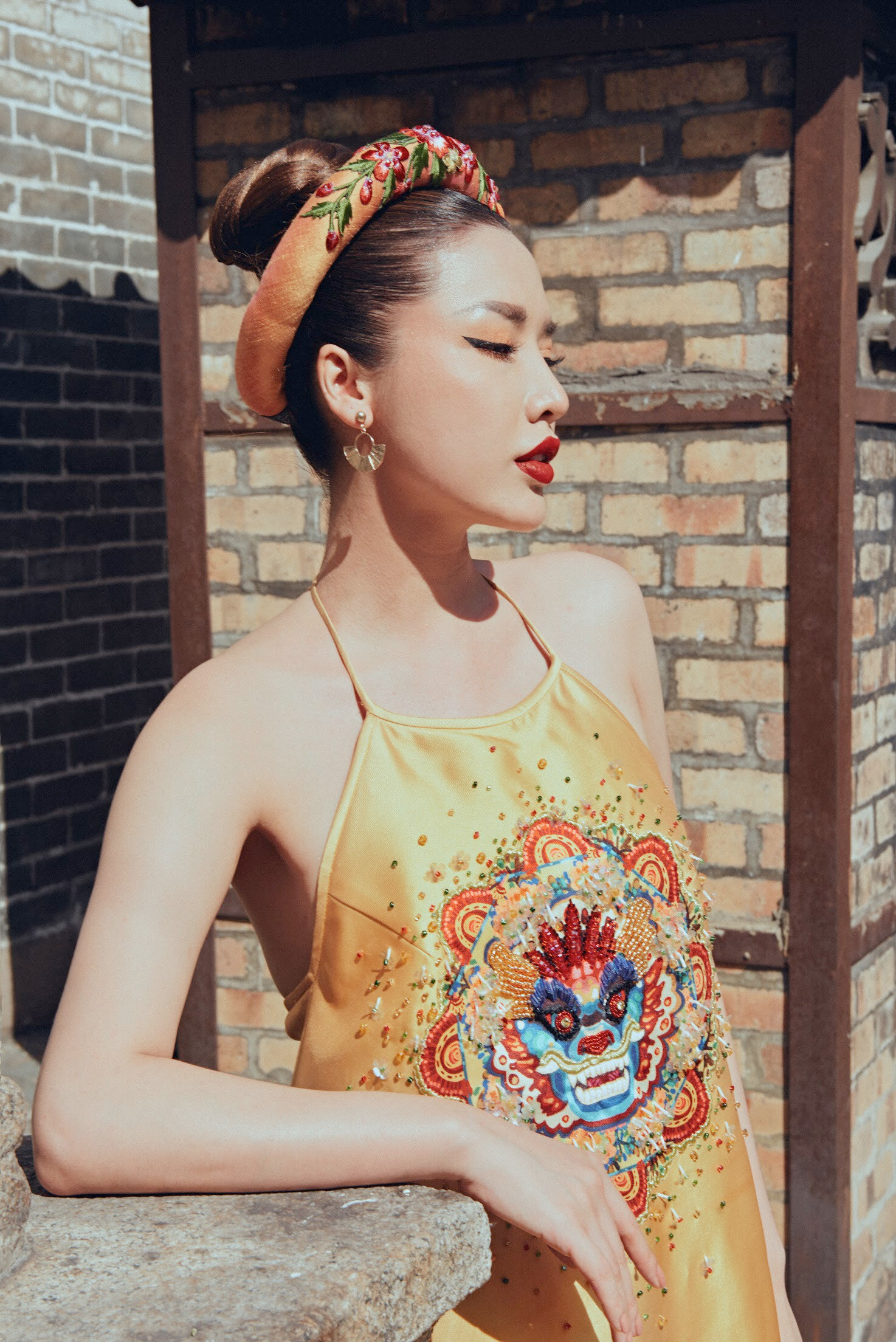 Chiếc váy được thiết kế khéo léo, giúp Khánh Phương khoe được bờ vai gợi cảm.