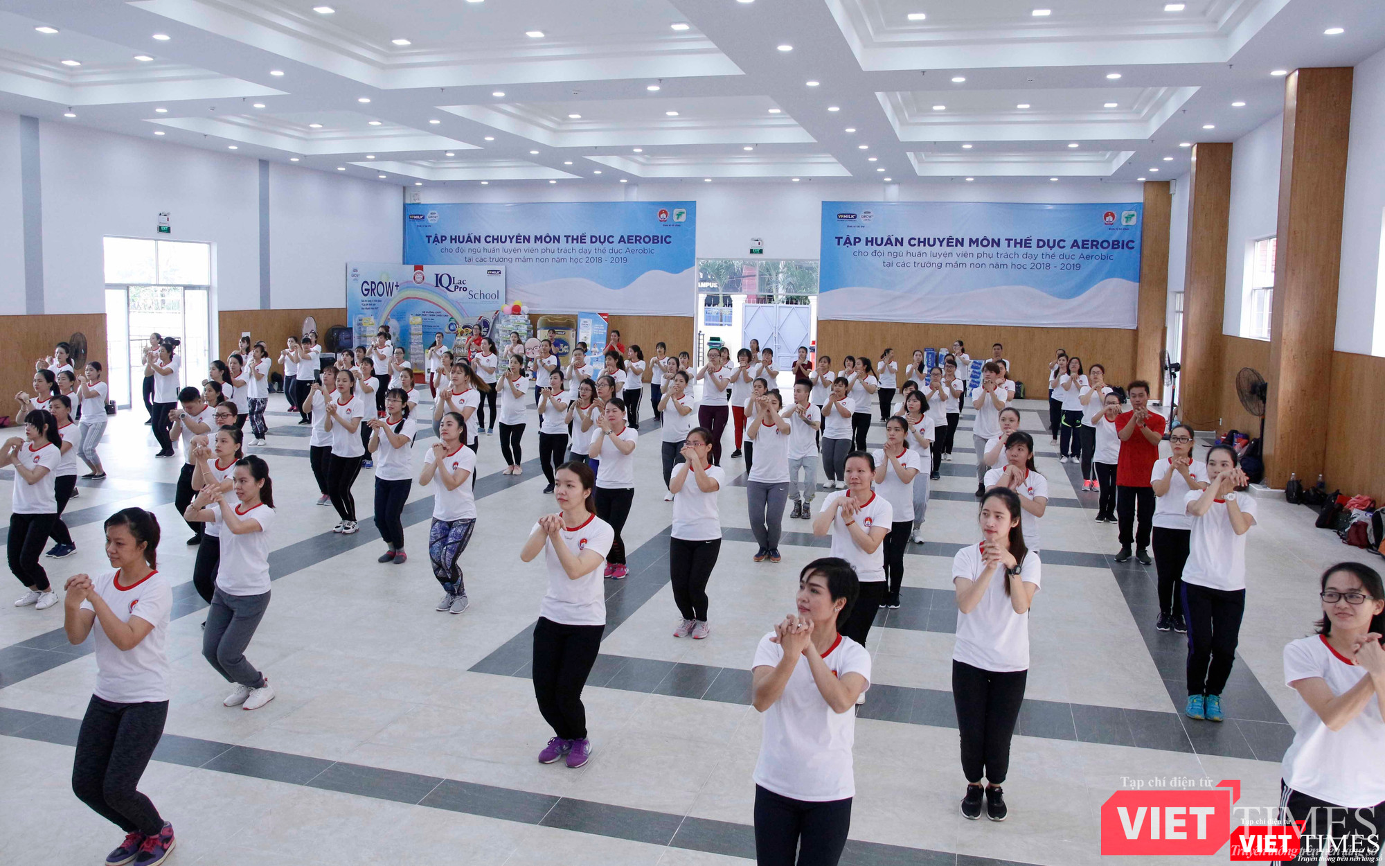 Các giáo viên tham gia luyện tập trong buổi tập huấn Aerobic trên nền nhạc sôi động IQLac Pro Football - Cho ngày năng động hơn VP Milk