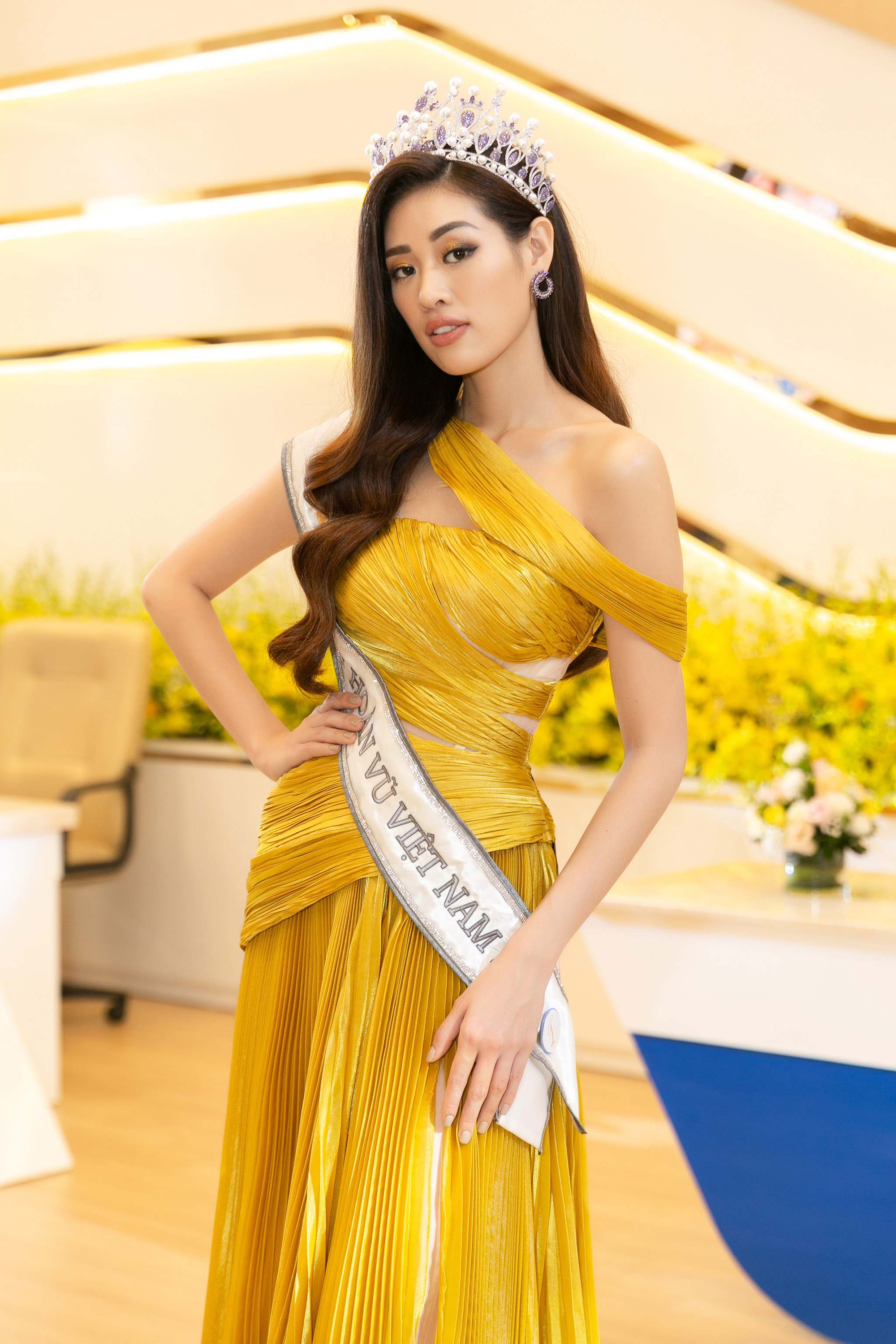 Hoa hậu Khánh Vân trẻ trung với tone vàng bắt mắt