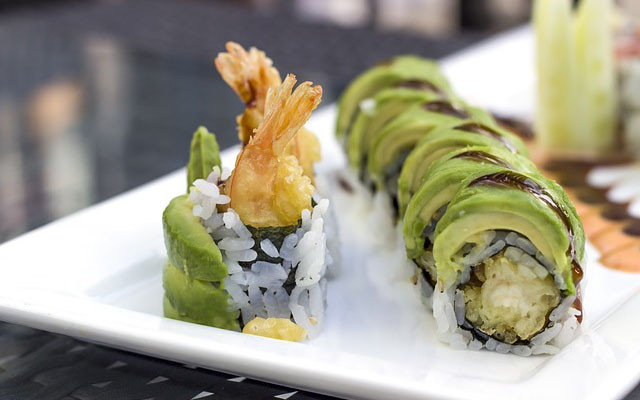 Trái bơ cuộn với nhiều thực phẩm khác nhau đều cho hương vị tuyệt hảo Trái bơ cuộn với nhiều thực phẩm khác nhau đều cho hương vị tuyệt hảo