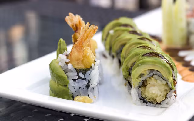 Trái bơ cuộn với nhiều thực phẩm khác nhau đều cho hương vị tuyệt hảo 