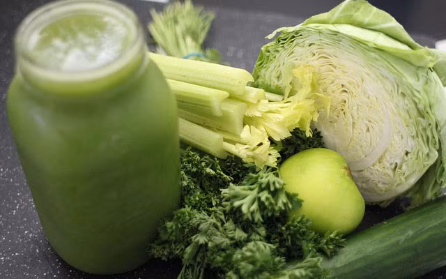 Ăn rau lá xanh đã tốt nhưng ép nước uống còn tốt hơn