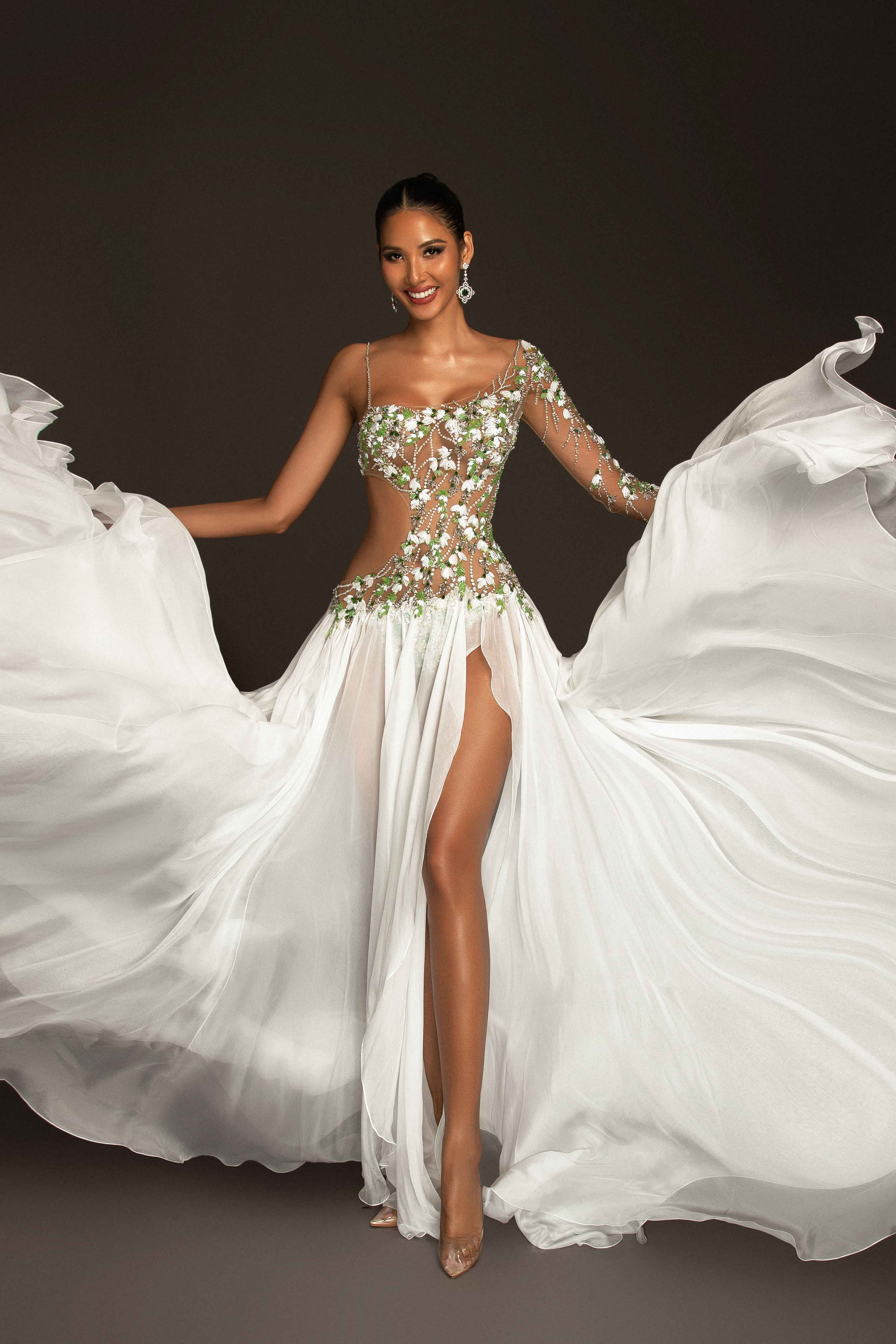 Hoàng Thùy đẹp rực rỡ trong đầm dạ hội của NTK Công Trí 