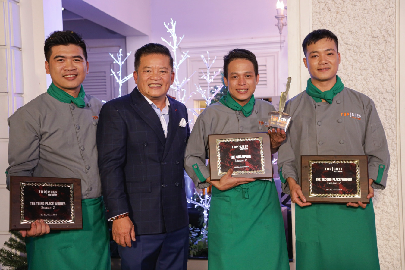 Giám khảo Dương Huy Khải - đầu bếp của các ngôi sao Hollyood chúc mừng Top 3 Đầu bếp Thượng đỉnh. Dương Huy Khải là người đầu bếp Việt Nam đầu tiên và duy nhất được vinh danh trên Đại lộ Danh vọng của nghề bếp California Culinary Academy - San Francisco. Giám khảo Dương Huy Khải - đầu bếp của các ngôi sao Hollyood chúc mừng Top 3 Đầu bếp Thượng đỉnh. Dương Huy Khải là người đầu bếp Việt Nam đầu tiên và duy nhất được vinh danh trên Đại lộ Danh vọng của nghề bếp California Culinary Academy - San Francisco.