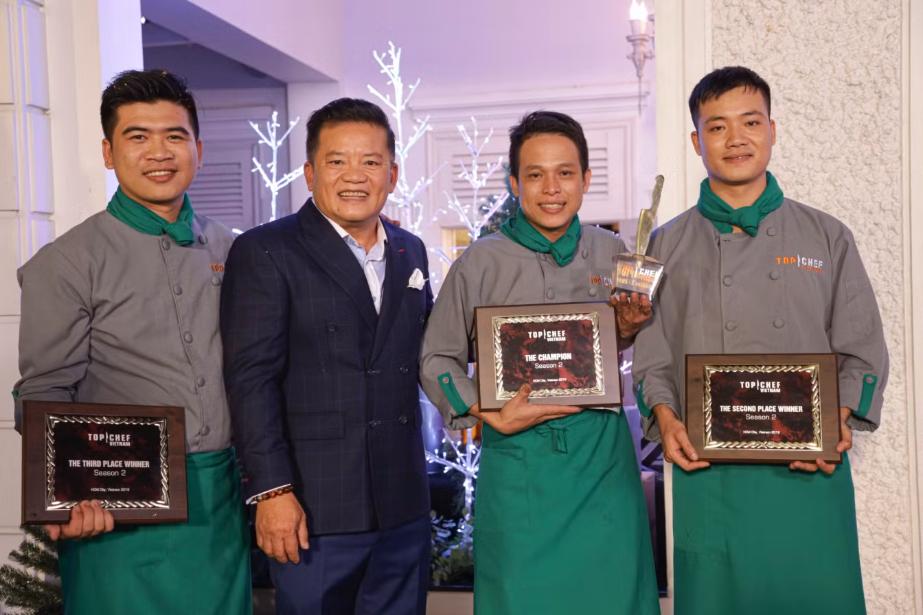 Giám khảo Dương Huy Khải - đầu bếp của các ngôi sao Hollyood chúc mừng Top 3 Đầu bếp Thượng đỉnh. Dương Huy Khải là người đầu bếp Việt Nam đầu tiên và duy nhất được vinh danh trên Đại lộ Danh vọng của nghề bếp California Culinary Academy - San Francisco. Giám khảo Dương Huy Khải - đầu bếp của các ngôi sao Hollyood chúc mừng Top 3 Đầu bếp Thượng đỉnh. Dương Huy Khải là người đầu bếp Việt Nam đầu tiên và duy nhất được vinh danh trên Đại lộ Danh vọng của nghề bếp California Culinary Academy - San Francisco.