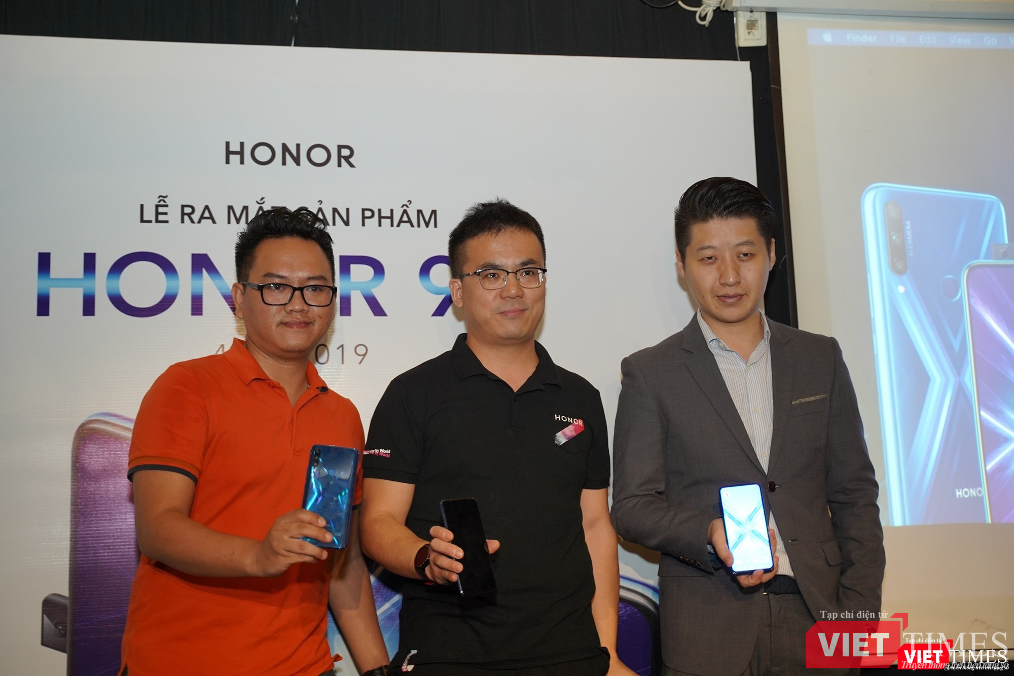 ông Simon Xu, Chủ tịch Honor Vietnam và Thái Lan (giữa ảnh) phát biểu tại buổi họp báo