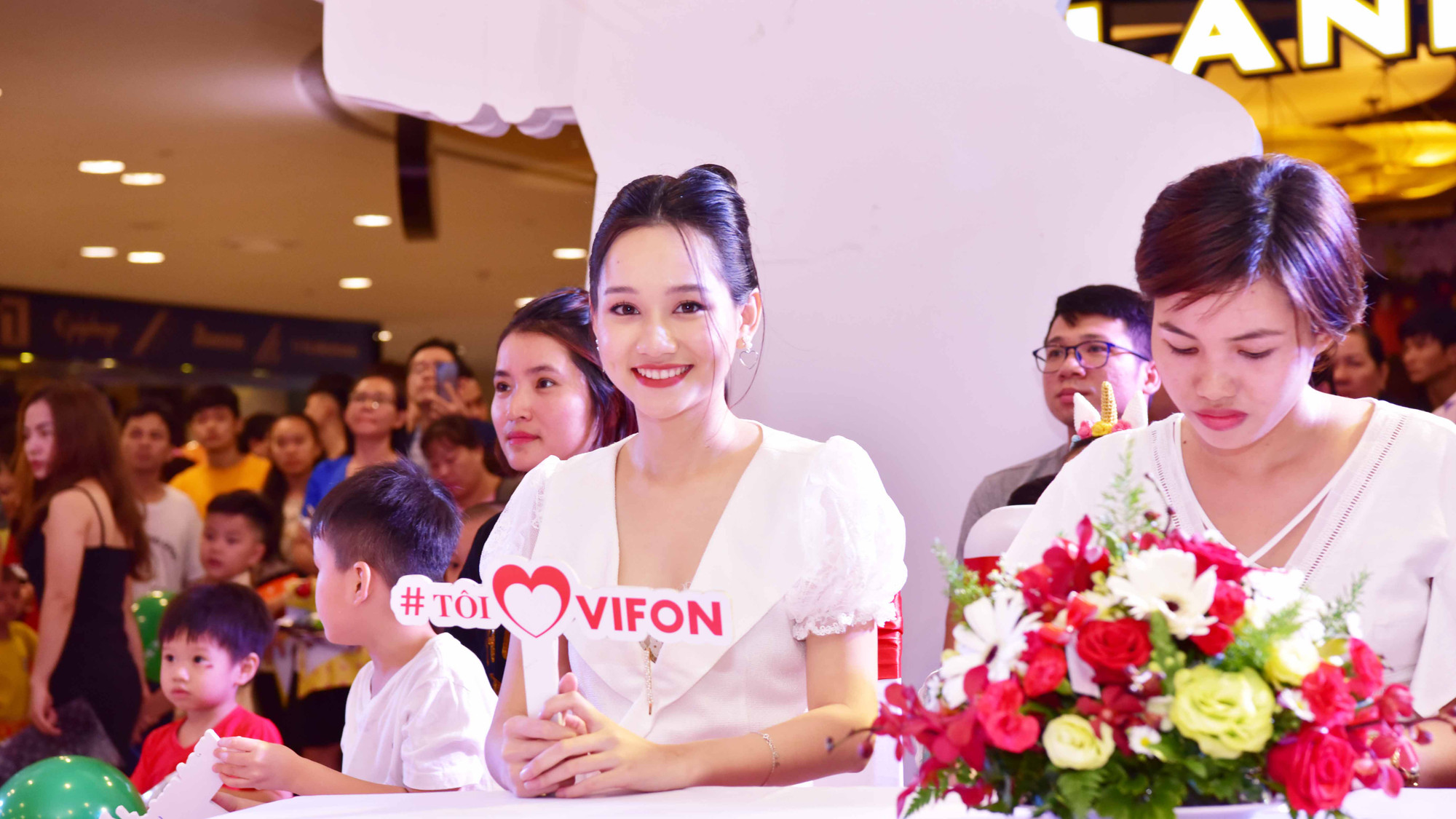 Trúc Anh ngoài đời giản dị với chiếc đầm trắng 