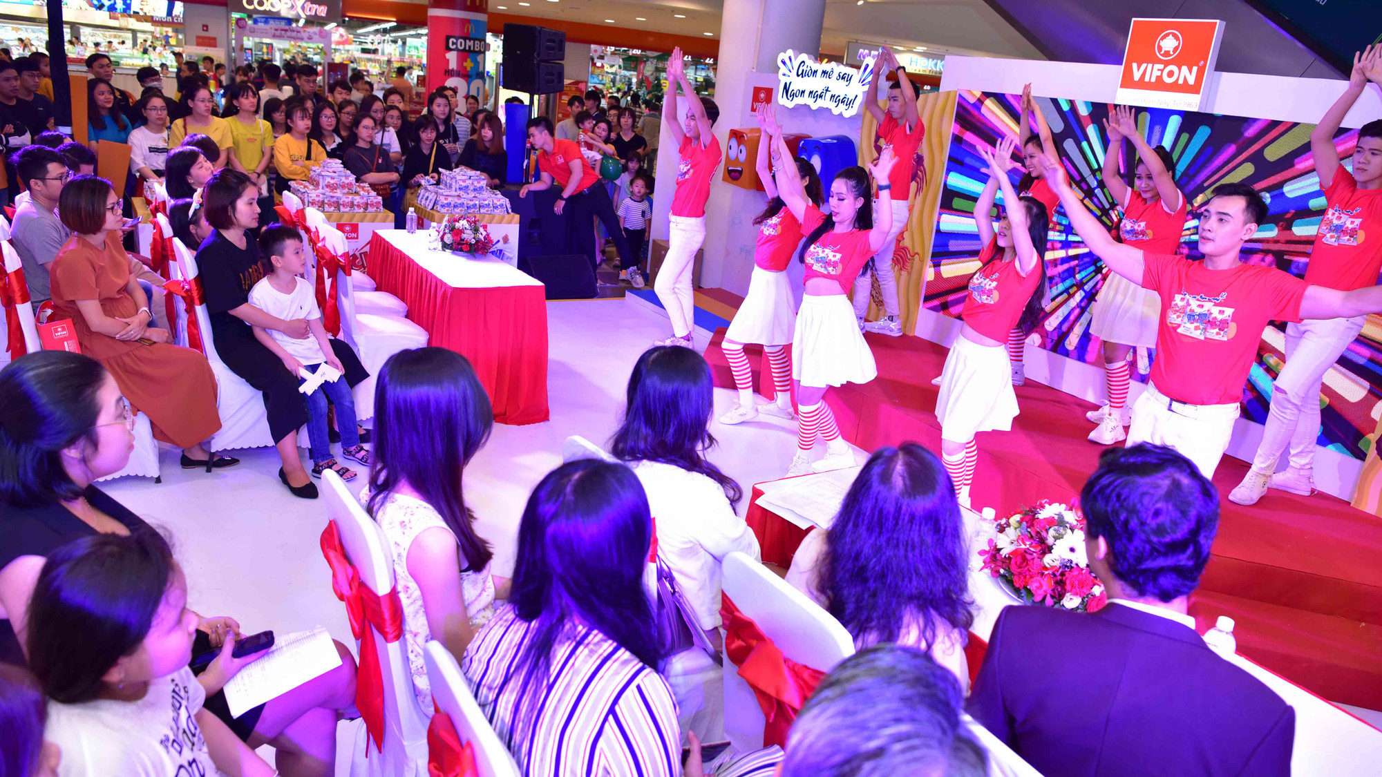 Khán giả hâm mộ đứng chờ Trúc Anh đông kín sảnh sự kiện 