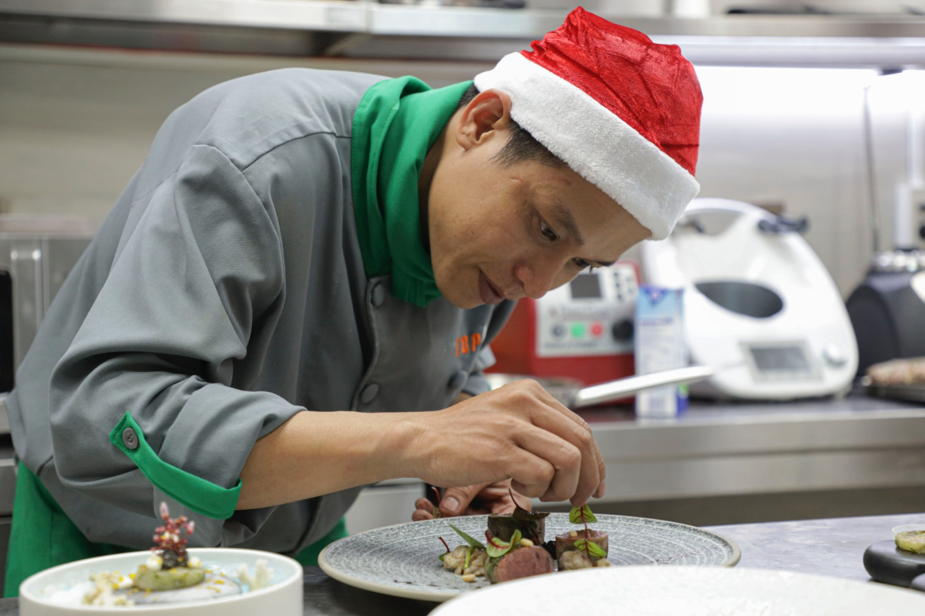 Quán quân Thành Vương cặm cụi trên hành trình đưa ẩm thực Việt ra thế giới Quán quân Thành Vương cặm cụi chế biến