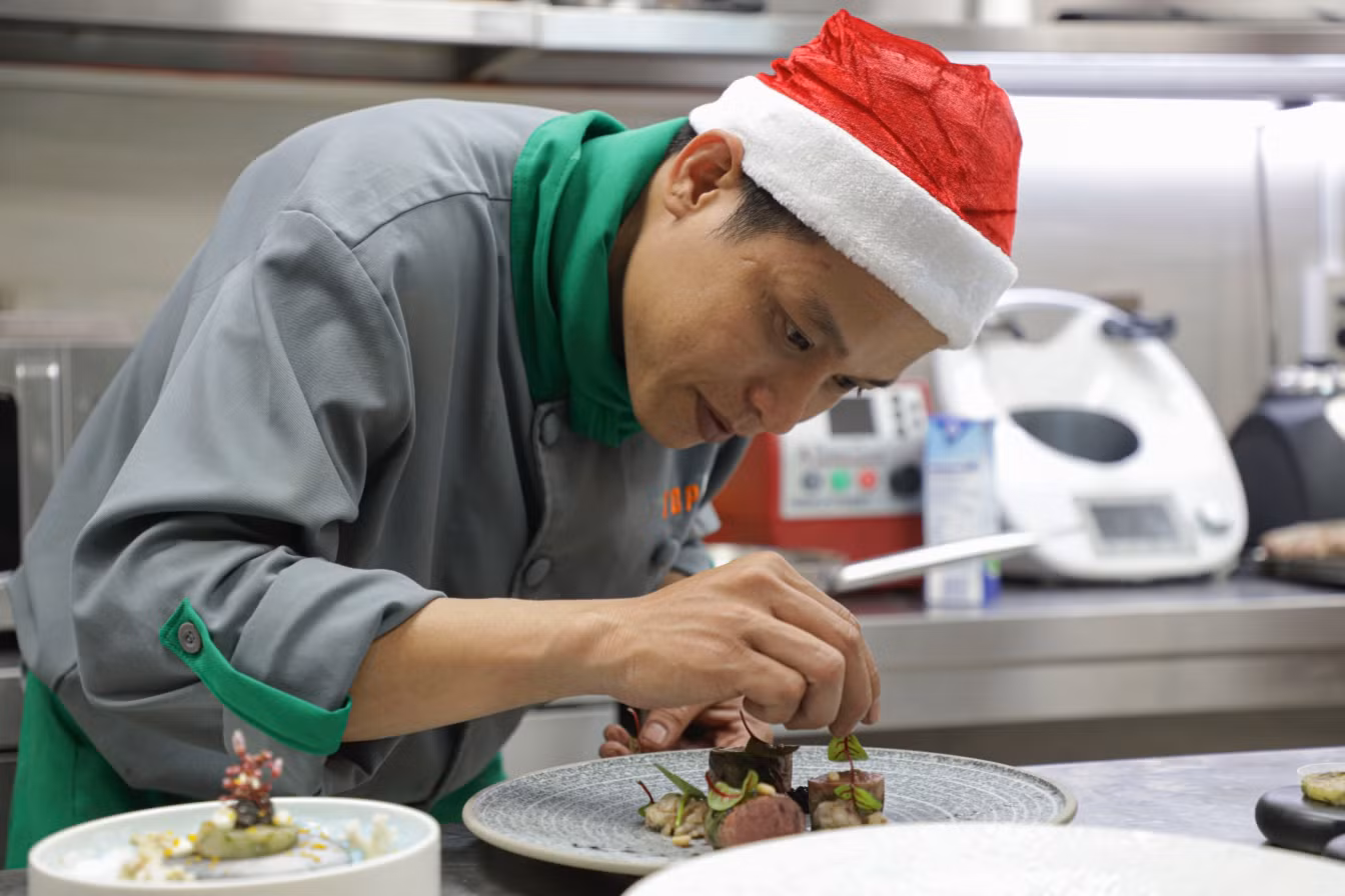 Quán quân Thành Vương cặm cụi trên hành trình đưa ẩm thực Việt ra thế giới Quán quân Thành Vương cặm cụi chế biến