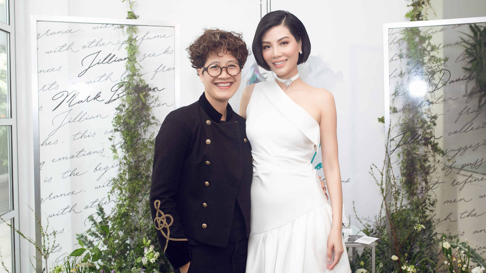 Bà Phạm Thị Hương Giang, chuyên gia tư vấn thương hiệu của Jillian và siêu mẫu Vũ Cẩm Nhung Bà Phạm Thị Hương Giang, đại diện cho nhà phân phối tại Việt Nam và siêu mẫu Vũ Cẩm Nhung