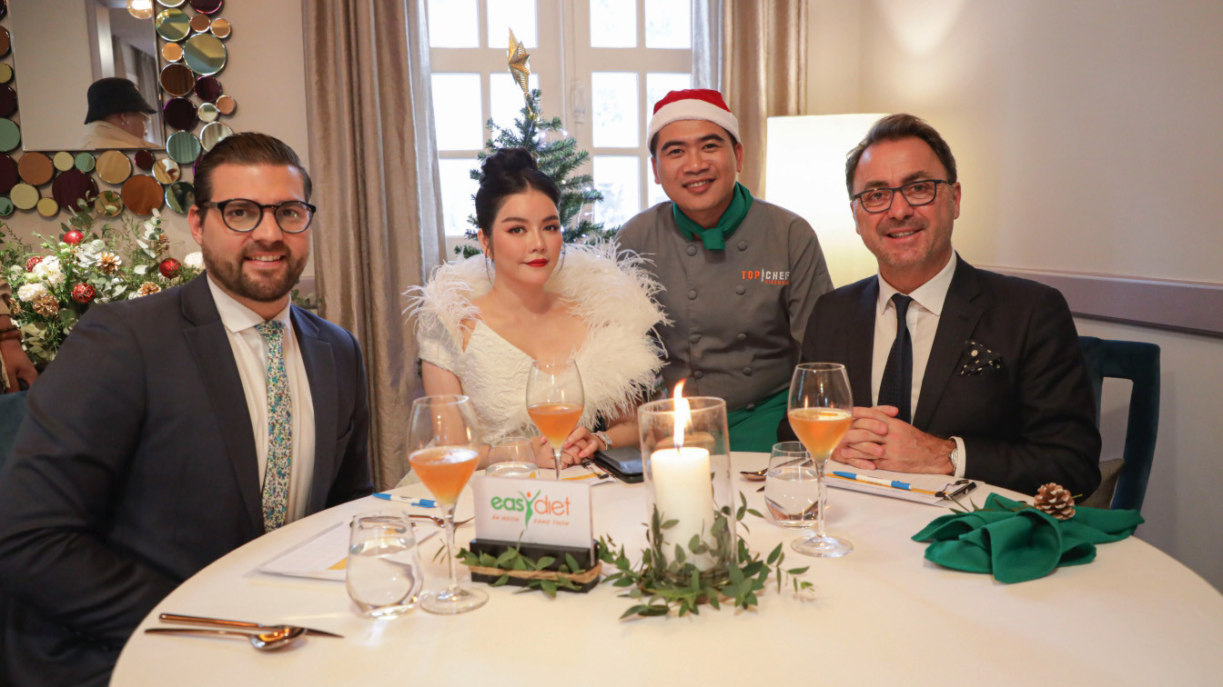 Giám khảo Lý Nhã Kỳ cùng các giám khảo khách mời Giám khảo Lý Nhã Kỳ cùng các giám khảo khách mời