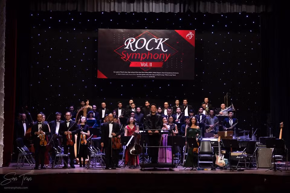 Rock Symphony với nhạc trưởng Lê Phi Phi, nghệ sĩ violon Tăng Thành Nam và dàn nhạc Rock Symphony với nhạc trưởng Lê Phi Phi, tay violon Tăng Thành Nam và dàn nhạc