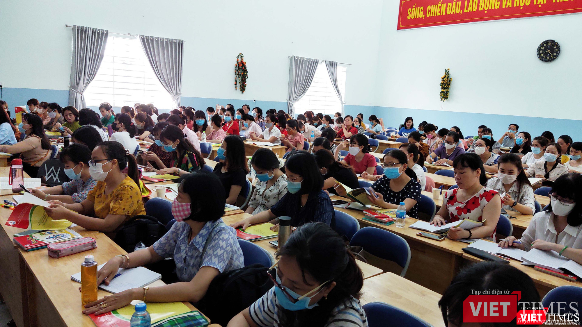 Buổi trao đổi của GS Nguyễn Minh Thuyết với 220 thầy cô đến từ nhiều trường tại TP.HCM sáng 30/7 (Ảnh: Hòa Bình) Buổi trao đổi của GS Nguyễn Minh Thuyết với 220 thầy cô đến từ nhiều trường tại TP.HCM sáng 30/7 (Ảnh: Hòa Bình)