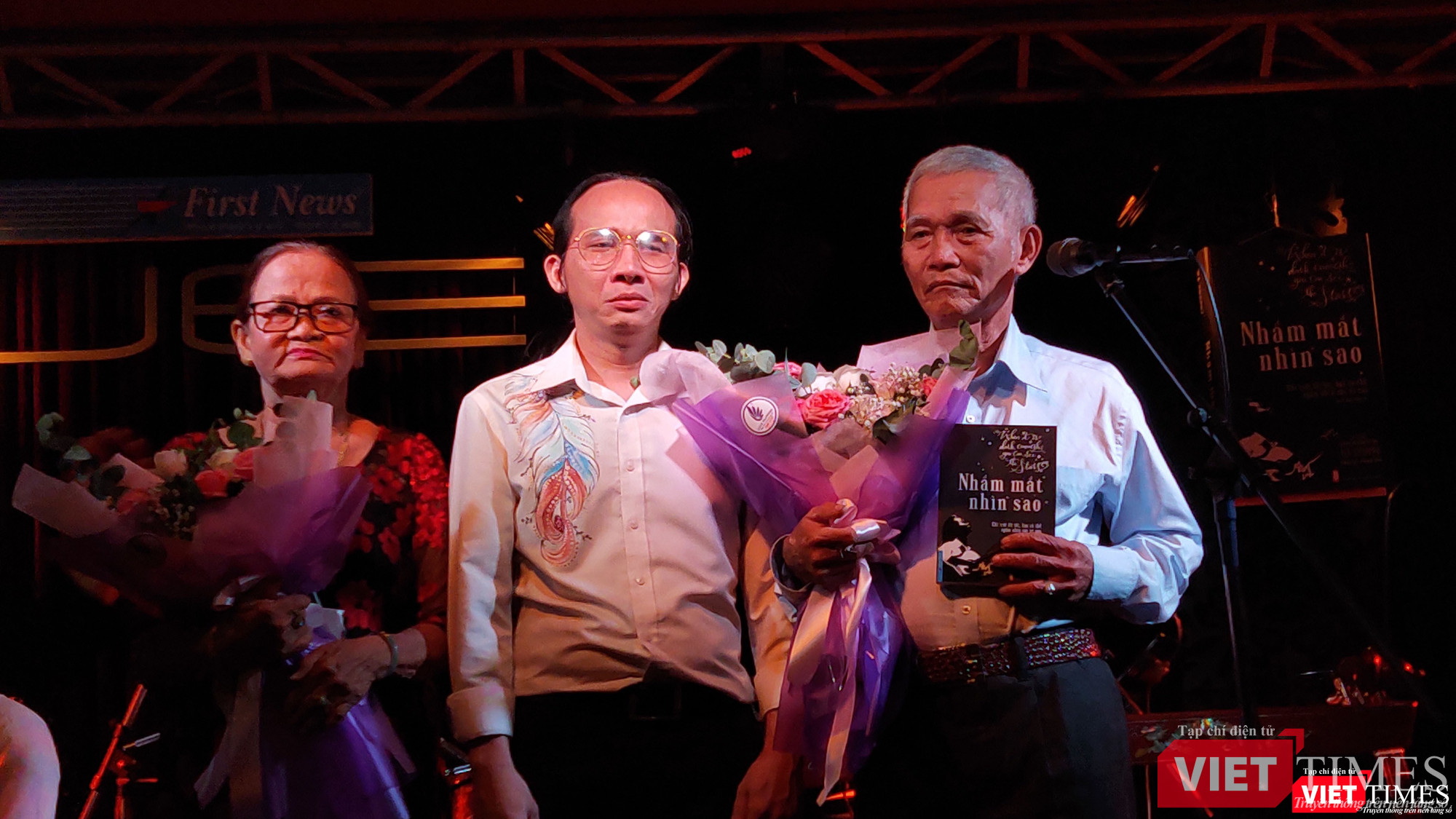 Nhạc sĩ Hà Chương tặng hoa và sách cho đấng sinh thành với lời cảm ơn sâu sắc Nhạc sĩ Hà Chương tặng hoa và sách cho ba mẹ