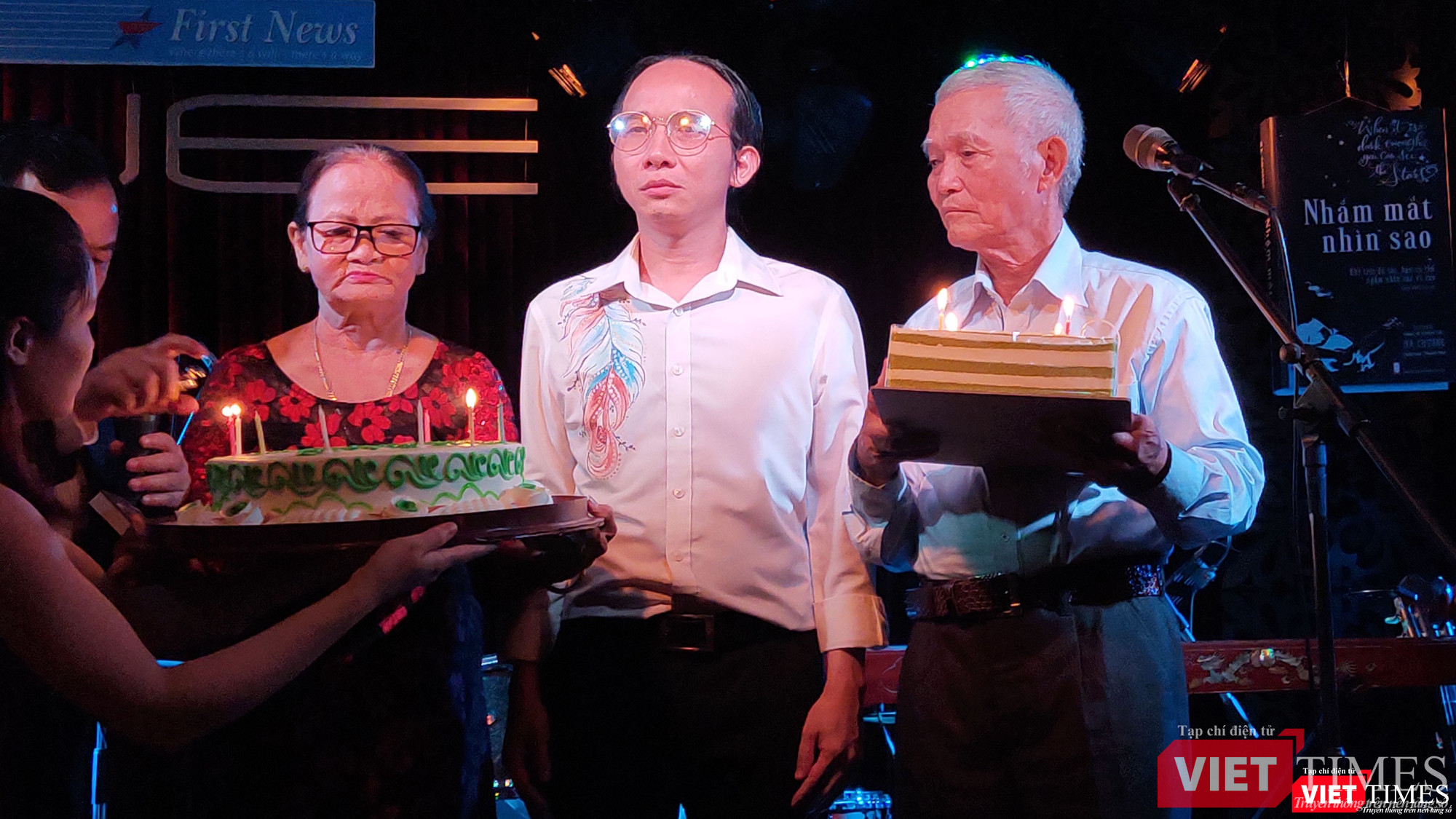 Nhạc sĩ Hà Chương xúc động cùng ba mẹ và gia đình thắp nến sinh nhật Nhạc sĩ Hà Chương thắp nến sinh nhật cùng ba mẹ