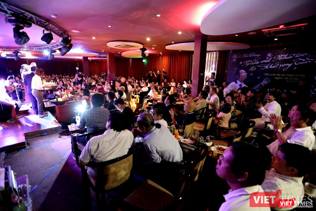 Không khí tại buổi ra mắt sách rất sâu lắng, xúc động Không khí tại buổi ra mắt sách rất sâu lắng, xúc động