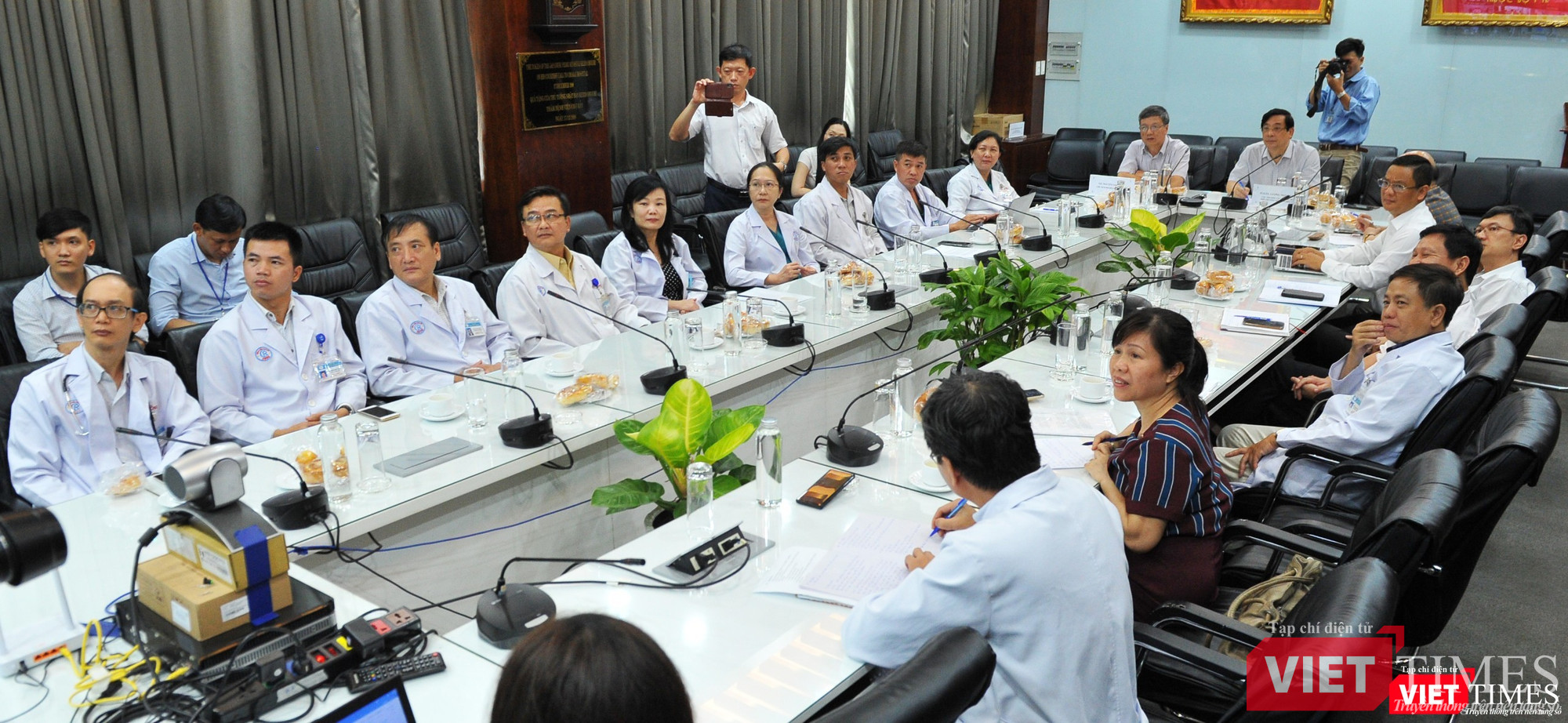 Các BS có mặt tại cuộc hội chẩn online đầu cầu Chợ Rẫy (Ảnh: Nguyễn Á)