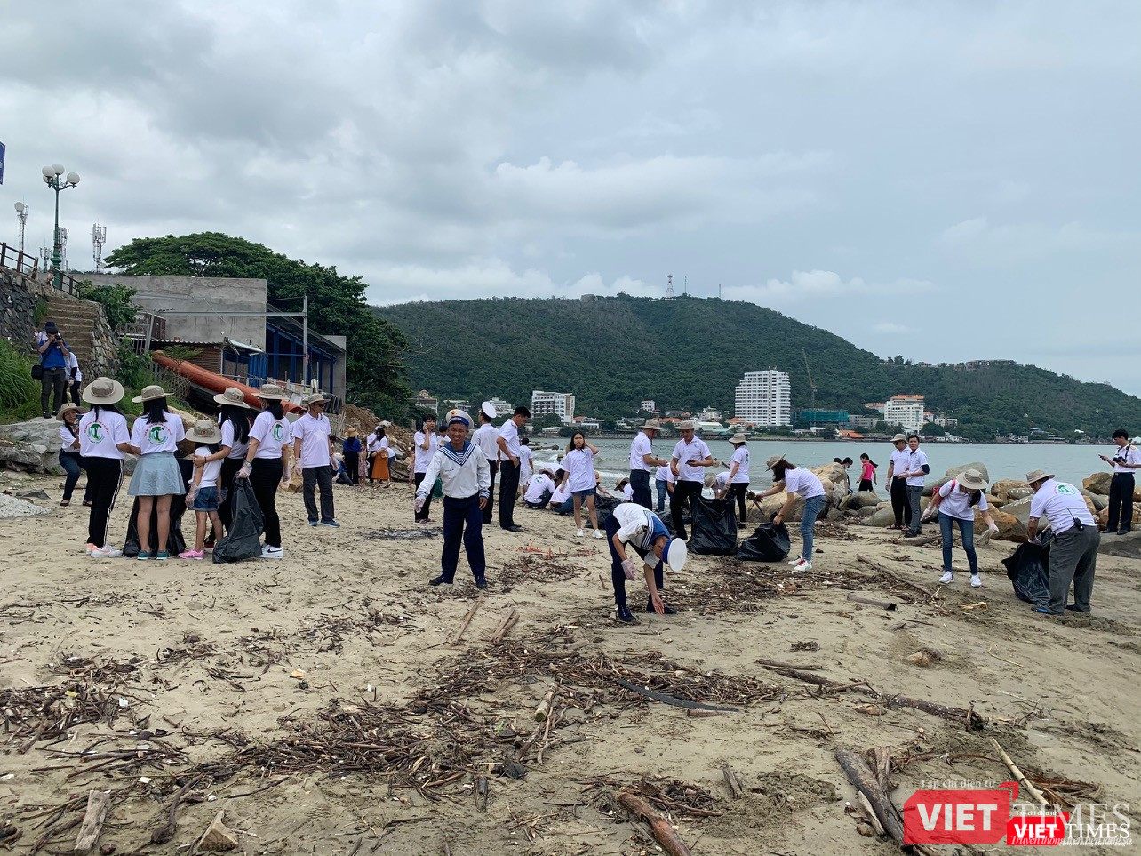 Bãi biển Vũng Tàu vẫn đang tồn đọng không ít rác thải