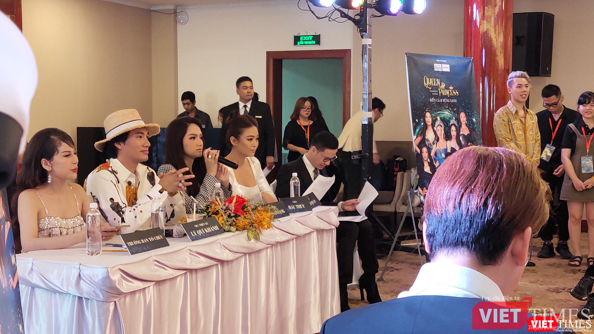 Từ trái qua: Trưởng BTC chương trình, NTK Lý Quý Khánh, Hoa hậu Hương Giang, Á hậu Mâu Thủy