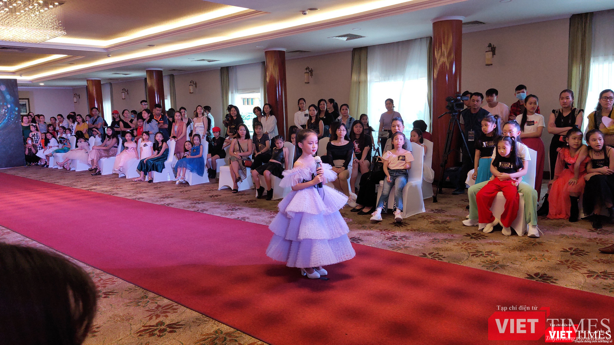 Một mẫu nhí mới chỉ có 7 tuổi đã trình diễn cực kỳ tự tin, đầy thần thái 