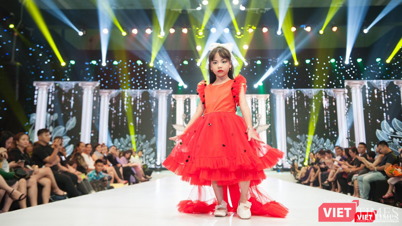 Nét thơ ngây của mẫu nhí Phùng Hiểu Anh mới chỉ 7 tuổi