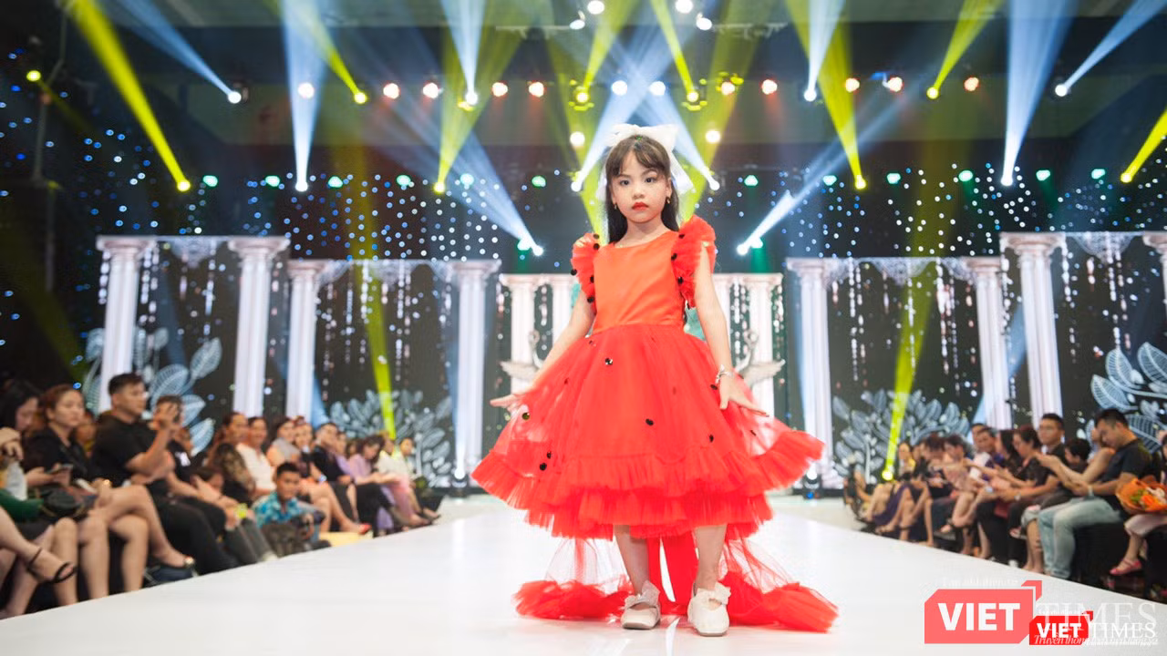 Nét thơ ngây của mẫu nhí Phùng Hiểu Anh mới chỉ 7 tuổi Nét thơ ngây của mẫu nhí Phùng Hiểu Anh mới chỉ 7 tuổi