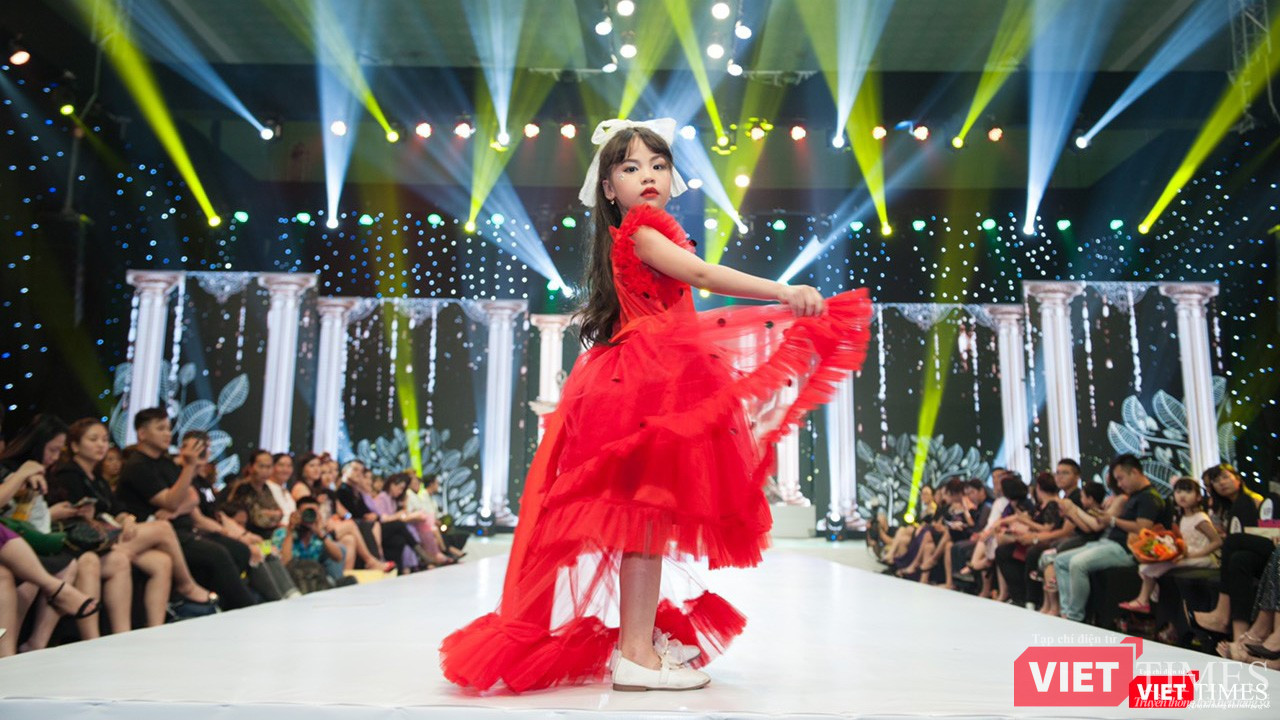 Mẫu nhí Phùng Hiểu Anh sở hữu bước đi chuyên nghiệp