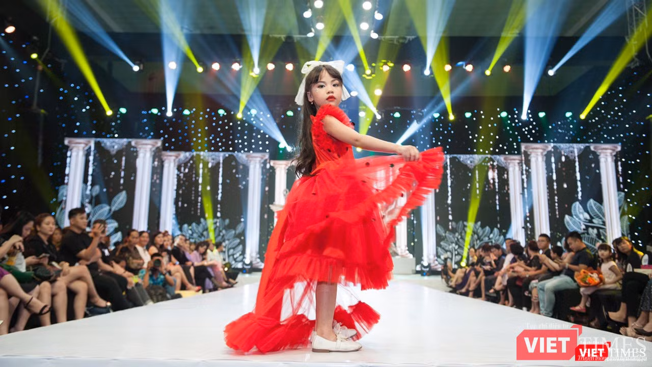 Mẫu nhí Phùng Hiểu Anh sở hữu bước đi chuyên nghiệp Mẫu nhí Phùng Hiểu Anh sở hữu bước đi chuyên nghiệp