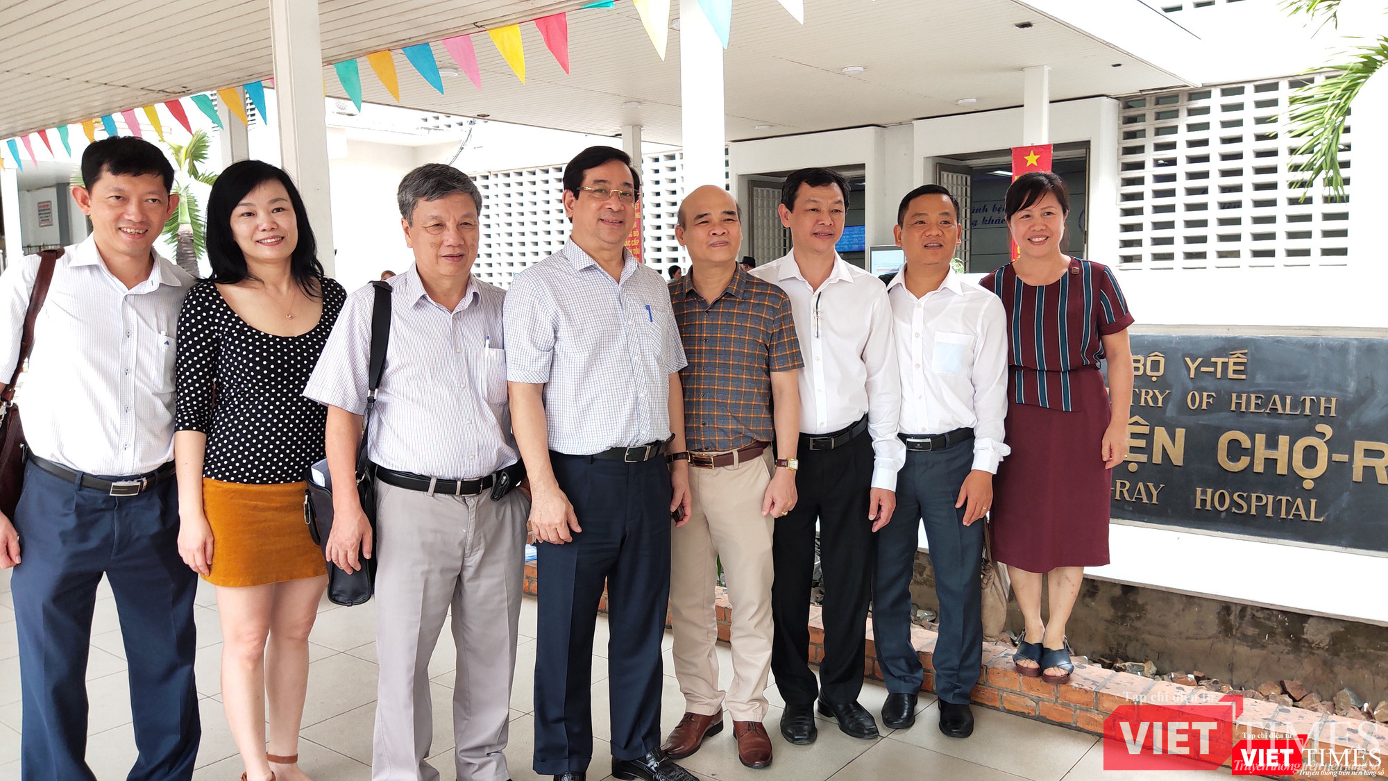 PGS.TS Lương Ngọc Khuê chúc mừng đội ngũ BS chuẩn bị tiễn bệnh nhân 91 về quê hương Anh (Ảnh: Hòa Bình) 